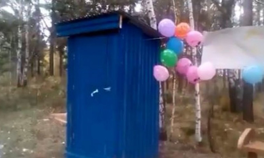 В России помпезно открыли деревянный туалет для водителей автобусов
