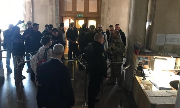 В здание ГБР ворвались "сторонники Порошенко"