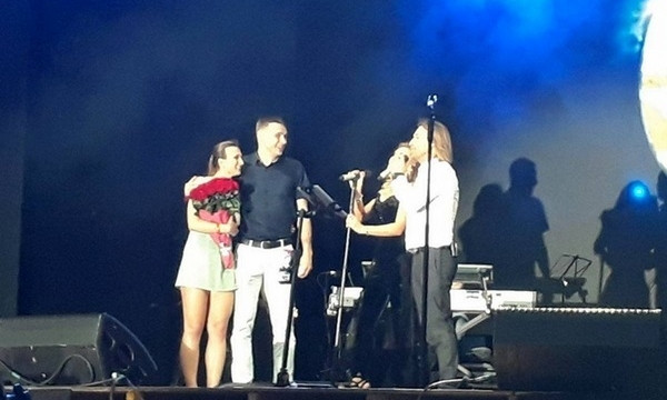 Вино от Винника и "конфискация" паспорта: чем популярный певец порадовал фанаток