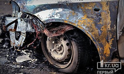 В Кривом Роге огонь уничтожил два авто