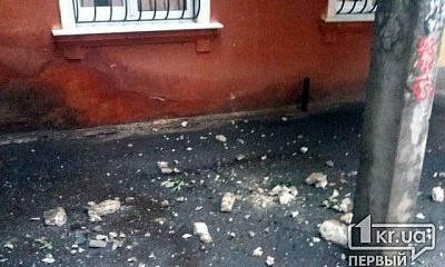 Внимание! "На пешеходную дорожку обрушились два балкона...", - криворожане