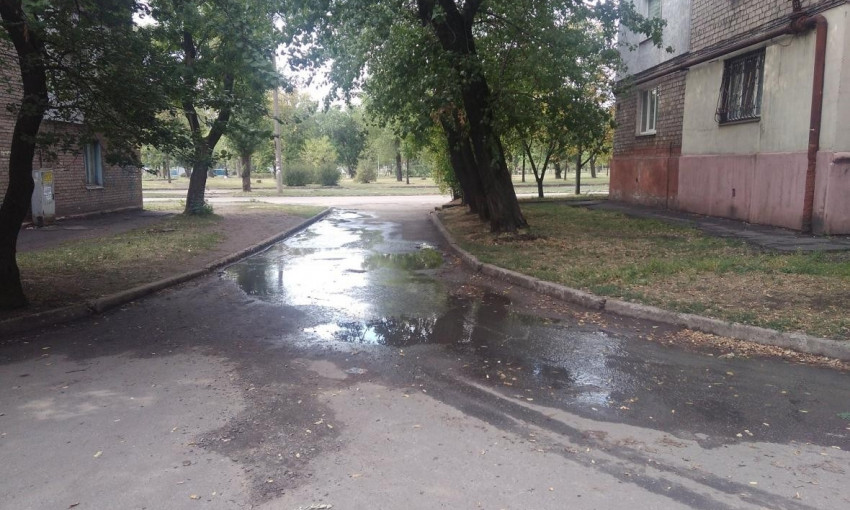 В Ингулецком районе уже неделю текут нечистоты по территории одного их дворов многоэтажек