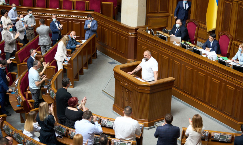 Василий Вирастюк под крики «Ганьба» принял присягу народного депутата (ВИДЕО)