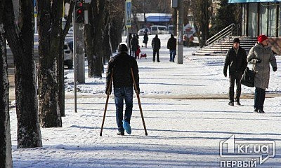 Почти 100 криворожан травмировались на скользких дорогах