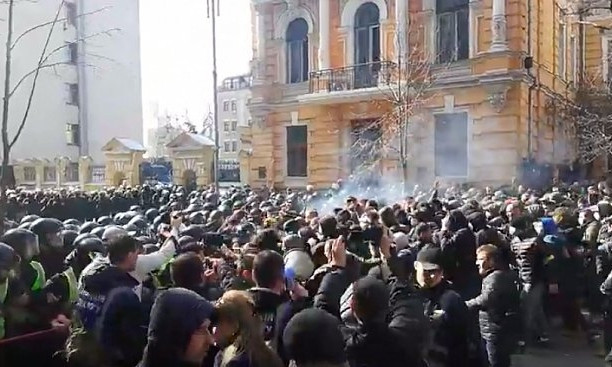 "Гремят взрывы, все в дыму": масштабная акция протеста под Администрацией президента в Киеве