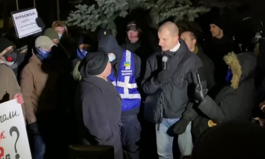 Актрису театра Любовь Титаренко, которая пришла на протест около офиса канала "НАШ" и сказала, что Донбассу нужен мир, прогнали радикально настроенные сторонники Карася