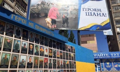 Стенд над стеллой Героев на 95-м квартале стал социальным