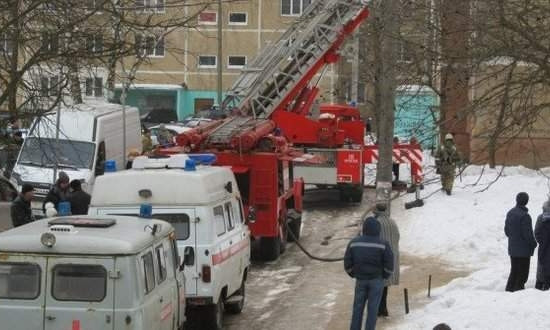 Мать в панике выбросила грудничка в окно: трагедия из-за пожара по соседству