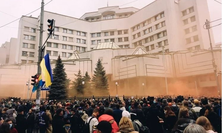 Акция протеста под стенами КСУ подошла к концу, но митингующие обещают вернуться