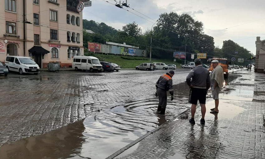 В Черновцах пронесся мощный ураган: затопило улицы, повалило деревья, сносило крыши домов и остановки (ФОТО, ВИДЕО)