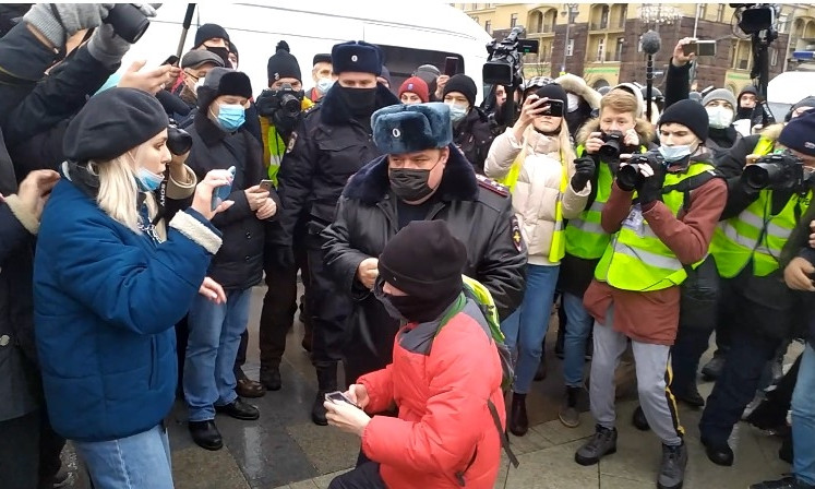 На митинге в поддержку Навального в Москве полиция задержала мальчика 10-ти лет (ВИДЕО)