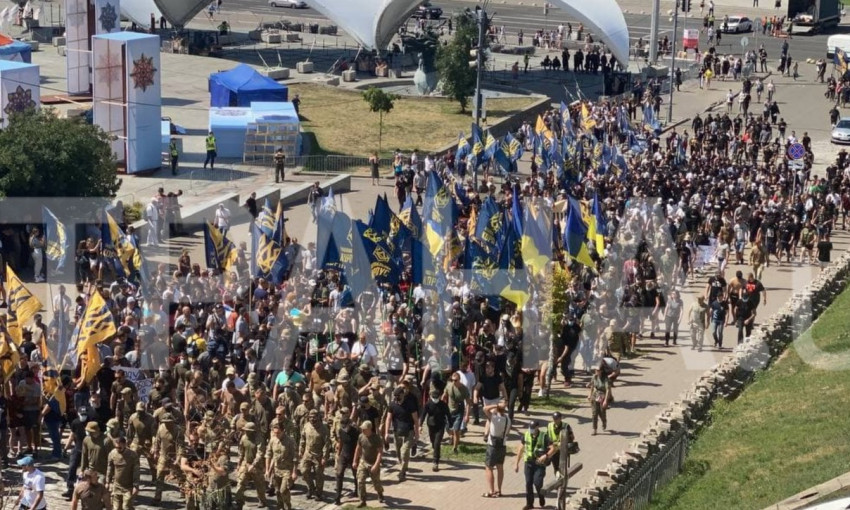 В Киеве протестует "Нацкорпус": колонна двигается в Офису президента (ФОТО, ВИДЕО)