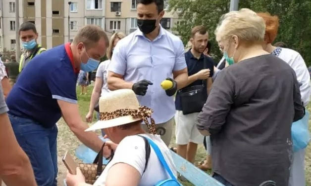 Тищенко приехал к разрушенному дому в Киеве с … лимонами (ФОТО, ВИДЕО)