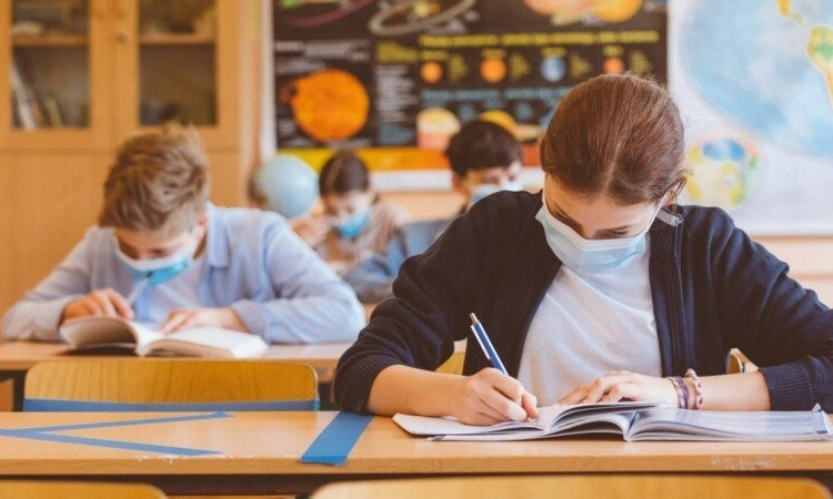 Стало известно, в каких городах Украины школьники продолжат учиться летом
