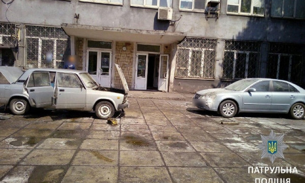 В Кривом Роге столкнулись припаркованные авто