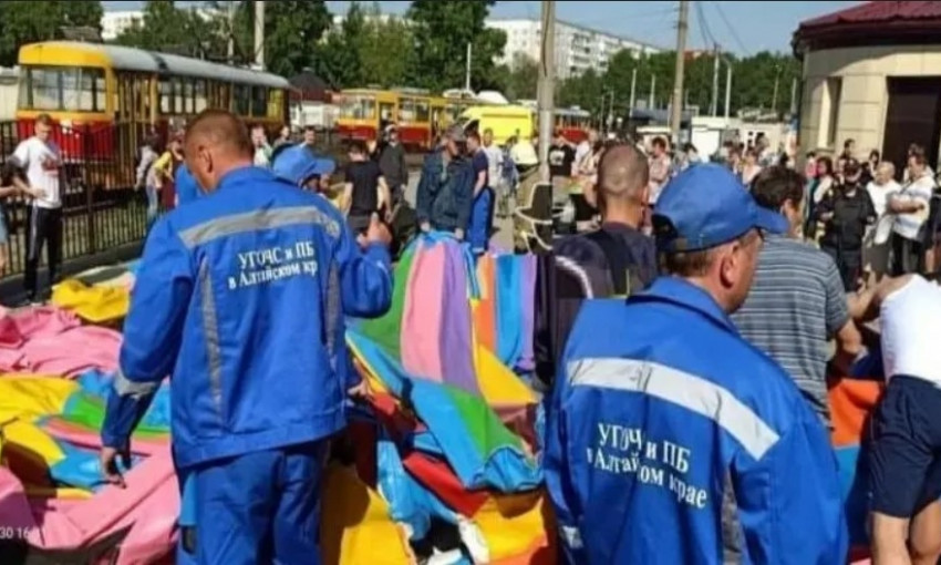 В российском Барнауле ЧП: из-за лопнувшего батута двух девочек выбросило на рельсы (ФОТО, ВИДЕО)