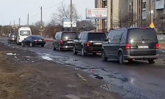 «Дурачок, удали!»: «Тояма Токанава» на Львовщине застопорила президентский кортеж, виновника обругали