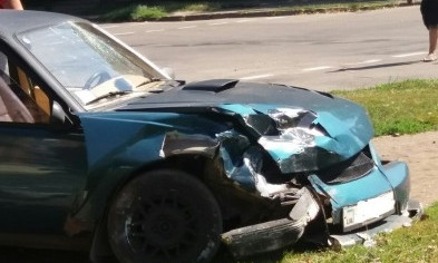 В Кривом Роге столкнулись две иномарки: у одной из пострадавших машин отказали тормоза