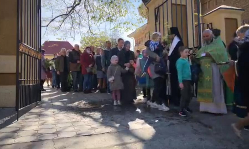 В Вербное воскресенье люди, несмотря на запреты, массово ринулись в церкви: причащались из одного сосуда, не соблюдали дистанцию (ФОТО, ВИДЕО)