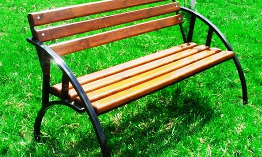 В двух районах Кривого Рога во дворах установили лавочки