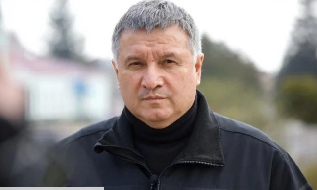 По окнам здания полиции в Луцке, где находится прибывший Аваков, стреляют (ФОТО)