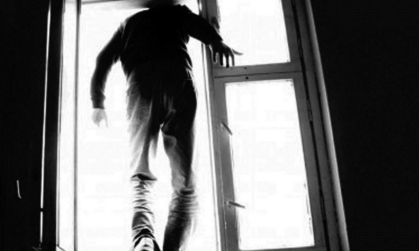 Полицейский выпрыгнул за педофилом с 13 этажа и... поймал