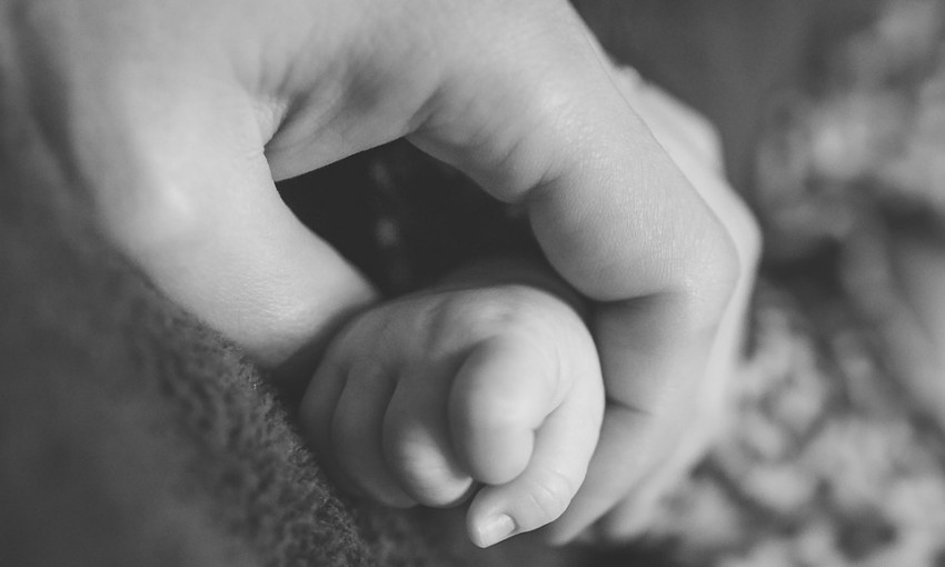 В Житомире женщина родила двойню, но из роддома забрала только одного ребенка (ВИДЕО)