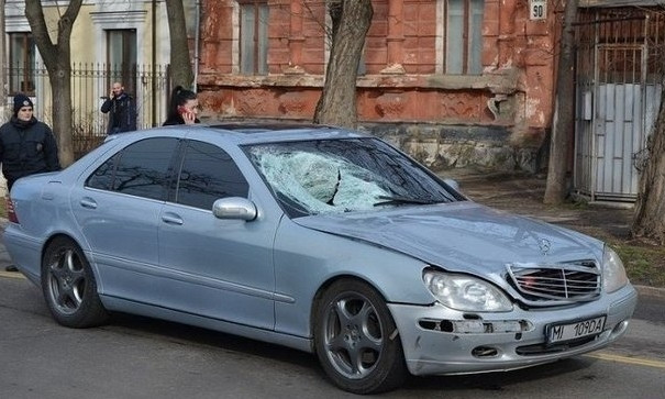 В Николаеве устроили самосуд над хамом-водителем, который сбил пешехода 
