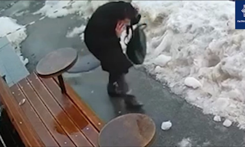 В центре Киева на женщину упала ледяная глыба (ВИДЕО)