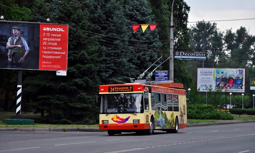 В Кривом Роге на остановках появились таблички с расписанием движения 24-го троллейбуса