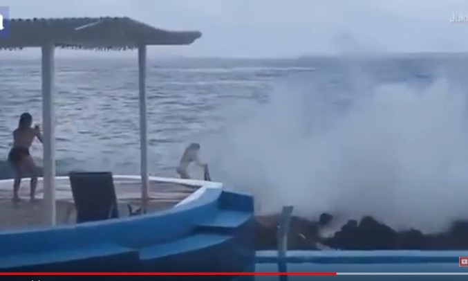 Необачну туристку, яка позувала на фоні шторму, змило в море: відео