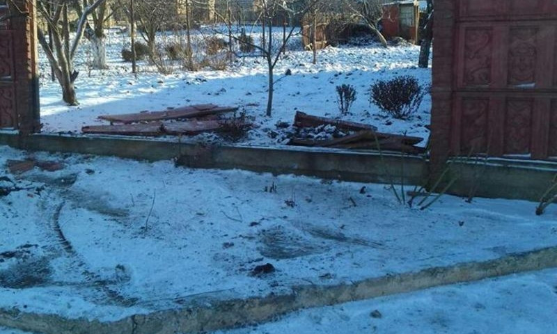 Криворожанин машиной пробил забор своей соседки