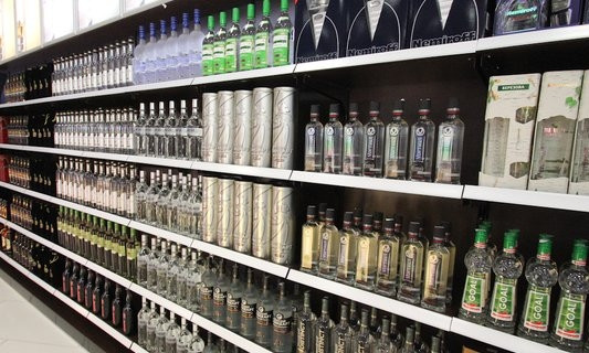 Министров не устраивает, что продавать алкоголь закон разрешает лишь профессионалам 