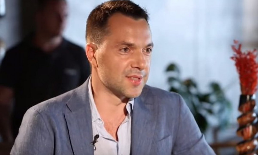 Блогер, который врал о Донбассе, разведчик и театрал: что известно о новом спикере украинской делегации ТКГ  
