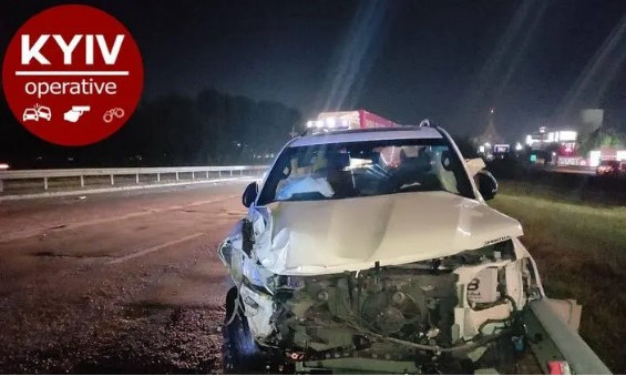 В Киеве работник СТО угнал "Лэнд Крузер" клиента, разбил его и попал в больницу (ФОТО)