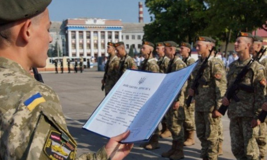 Зеленскому предлагают отменить срочную службу