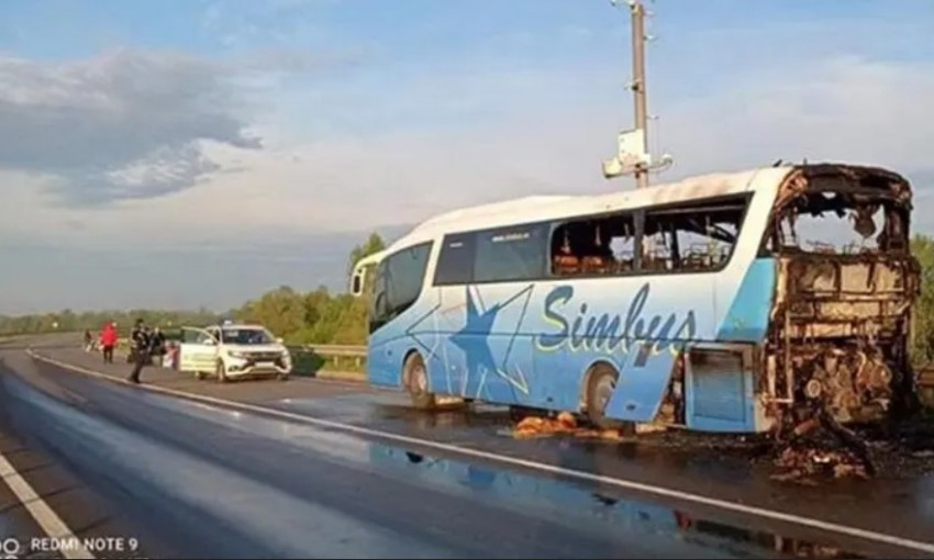 Подо Львовом прямо на дороге сгорел рейсовый автобус (ФОТО)