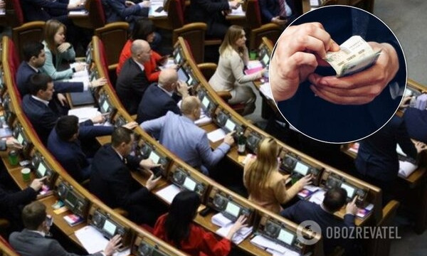 Внимательно пересчитывал: депутат засветил в сессионном зале пачку денег (ФОТО)