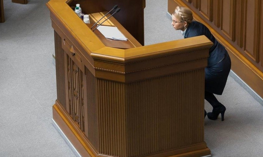 «Поза обнищания»: Тимошенко подловили в забавном положении за трибуной Рады