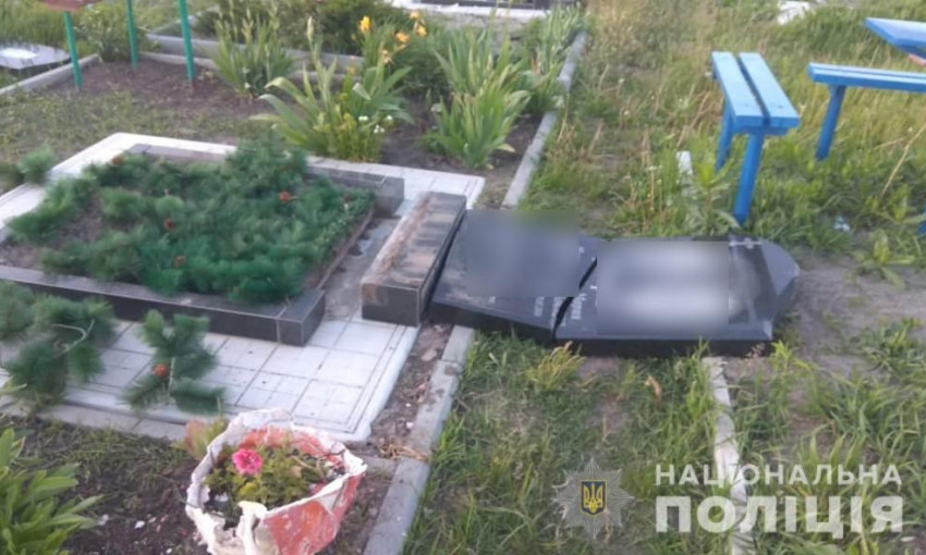 В Харьковской области дети 6, 10, 11 лет разрушили более 10 памятников и крестов на местном кладбище (ФОТО)