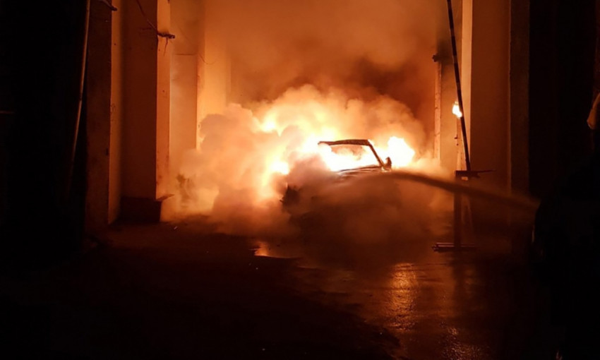 В Киеве сожгли дотла элитное авто старшего сына Гонтаревой
