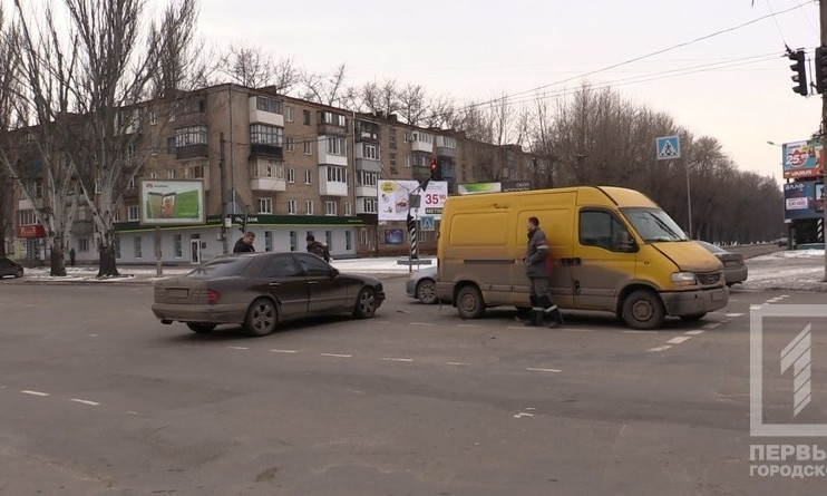 В Кривом Роге микроавтобус столкнулся с иномаркой