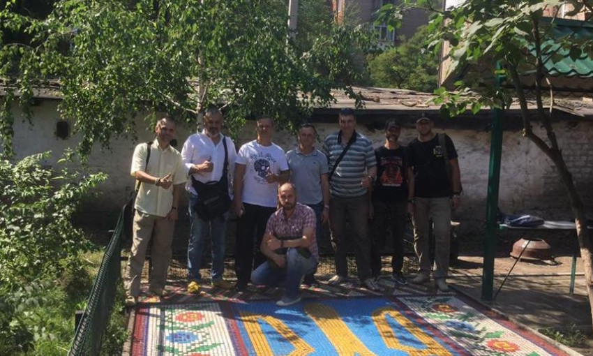 Своими руками: ветераны АТО выложили во дворе своего дома патриотическую мозаику