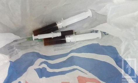 На ЮГОКе полиция задержала мужчину, забиравшего опий из "закладки"