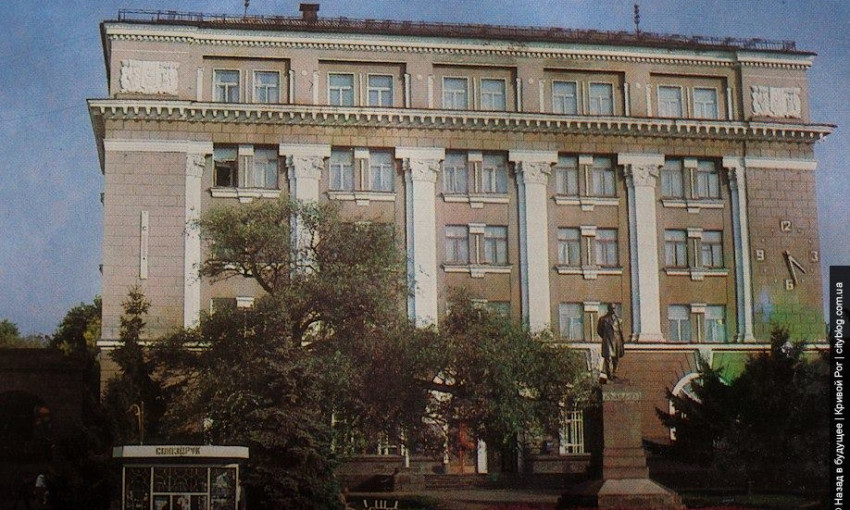 Криворожане просят привести в порядок одно из лучших зданий города