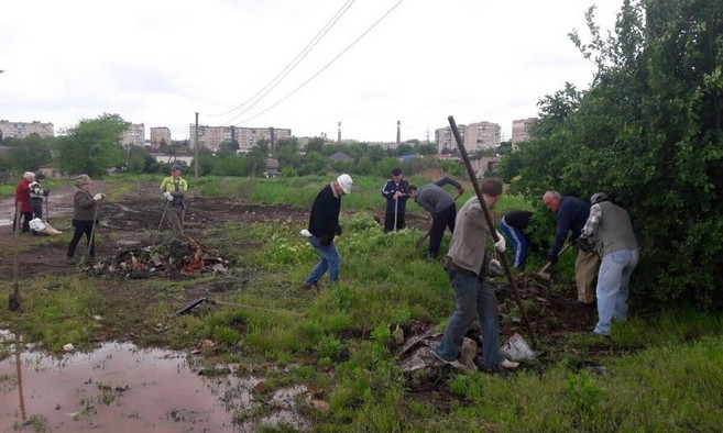 Криворожцы взялись за уборку "Крэсовского болота"