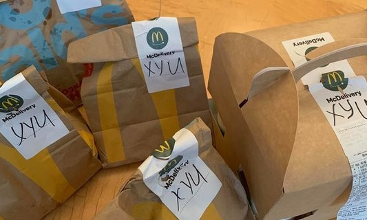 "Вы хоть в бургеры не плевали?": в Раду отправили фастфуд с тремя веселыми буквами