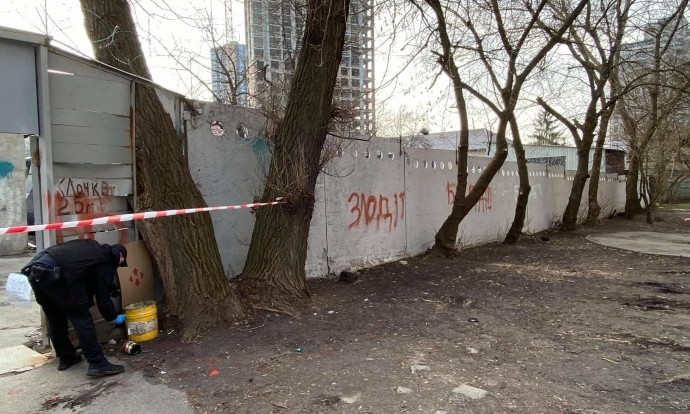Киевское КП, которое демонтирует "МАФы", забросали краской (ФОТО)