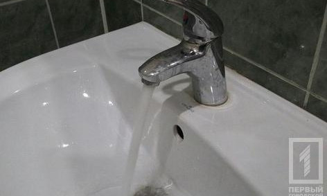 Отключения воды не будет - порыв трубы, образовавший настоящее озеро, устранили