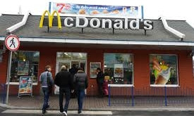 В "Макдональдс" смогут обслуживать людей с проблемами зрения